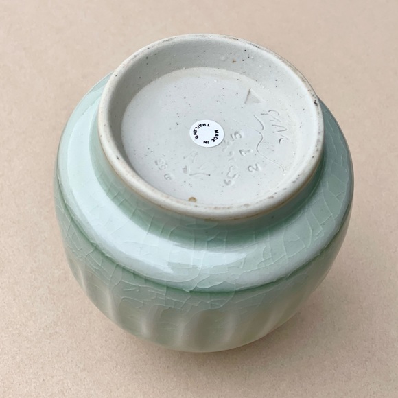 Thai Light Green Celadon Ceramic Vase "Sawankhalok Meadows" - Picture 5 of 5